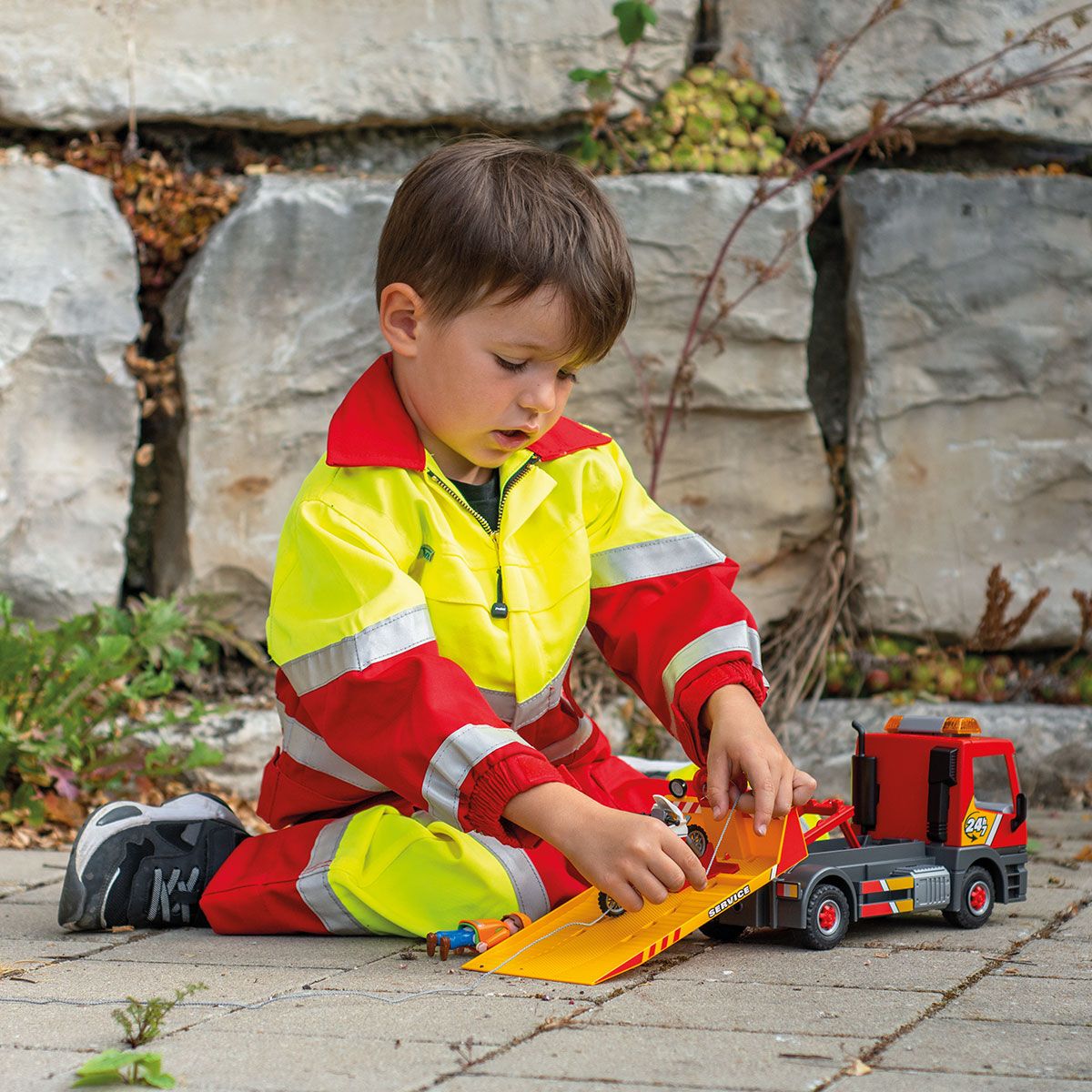 Abschleppwagen mit Motorrad und zwei Spielfiguren