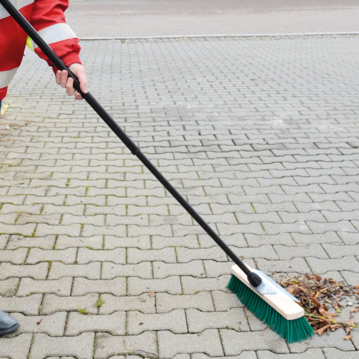 Straßenbesen mit Teleskopstiel